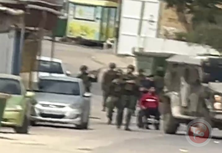 الاحتلال يعتقل شقيقين أحدهما من ذوي الاعاقة من مدينة دورا