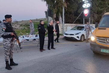 بالصور: اللواء بركات يشارك إحدى دوريات الضابطة الجمركية في رام الله وجبة الإفطار