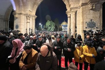 عشرات الآلاف يؤدون التراويح بالأقصى رغم حواجز الاحتلال