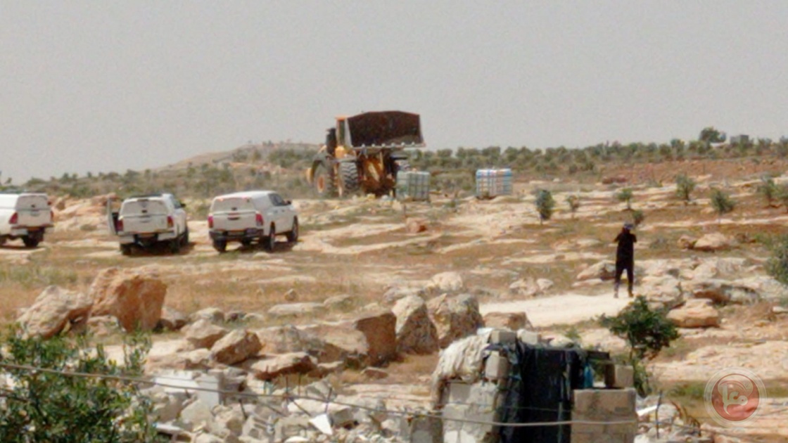 الاحتلال يهدم 3 منازل وبئر مياه وحظيرة اغنام في مسافر يطا