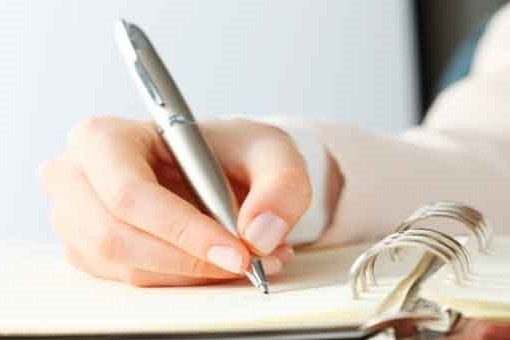 طالبة طب تناشد أهل الخير مساعدتها لاكمال دراستها الجامعية