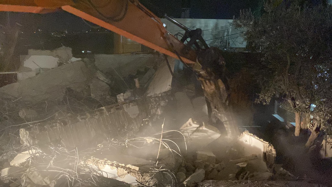 الاحتلال يجبر مقدسياً على هدم منزله في كفر عقب