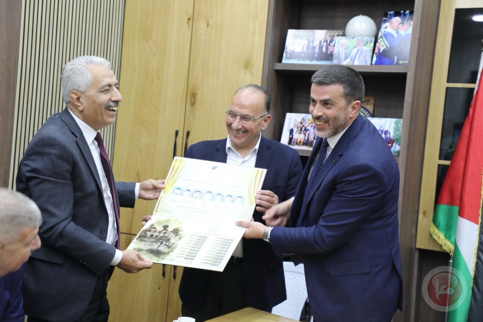 رئيس جامعة بوليتكنك فلسطين يُشارك مدرسة الحسين بن علي الثانوية الطابور الصباحي