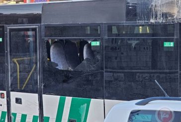 مستوطنون يهاجمون حافلة بالحجارة في حي الشيخ جراح