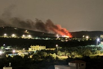 مستوطنون يحرقون صالة أفراح ويخطّون شعارات عنصرية غرب سلفيت