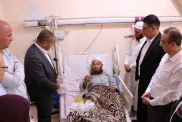 محافظ الخليل يعود الجرحى في مستشفى الأهلي
