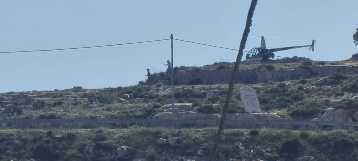 مستوطنون يشقون طريقا وآخرون يقتحمون جبل العرمة جنوب نابلس