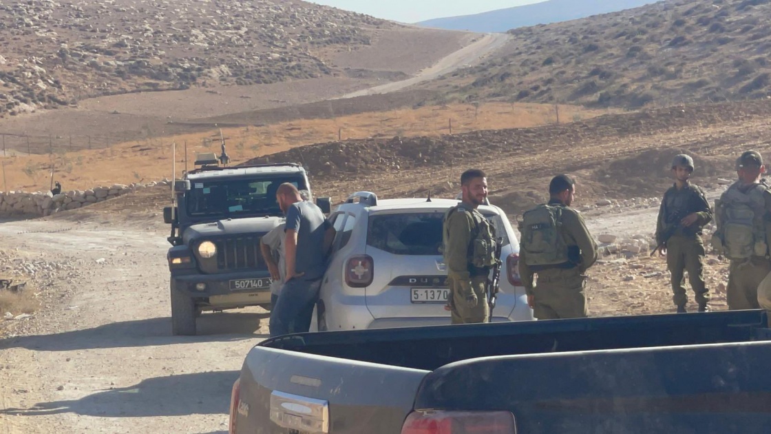 مستوطنون يرتدون زي جيش الاحتلال يمنعون موان من العمل في أرضه بمسافر يطا