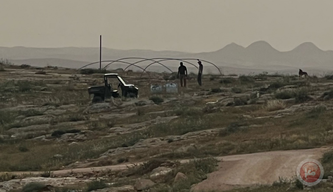 مستوطنون ينصبون خيمة على أراضي المواطنين في مسافر يطا