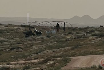 مستوطنون ينصبون خيمة على أراضي المواطنين في مسافر يطا