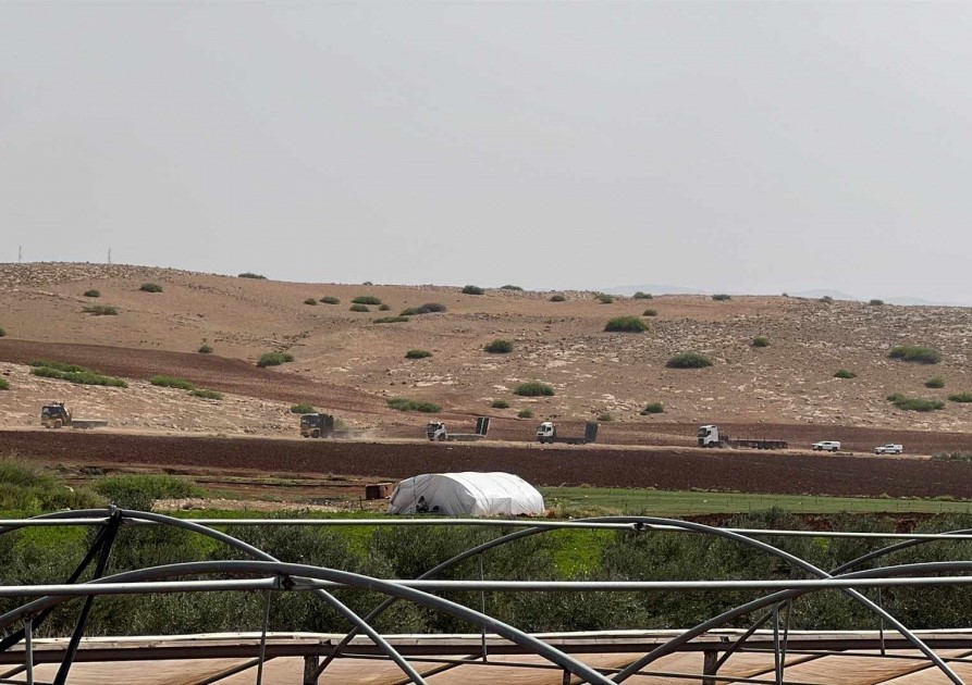 الاحتلال يشرع بهدم منشآت في الرأس الأحمر بالاغوار الشمالية