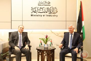 وزير الصناعة يلتقي السفير الأردني في فلسطين لتعزيز التعاون