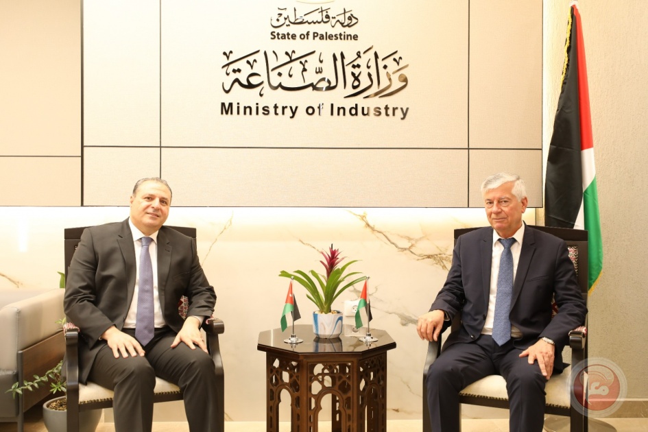وزير الصناعة يلتقي السفير الأردني في فلسطين لتعزيز التعاون