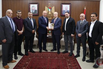 لجنة إعمار الخليل تسلم رئيس الوزراء التقرير السنوي لإنجازات اللجنة عن العام 2024