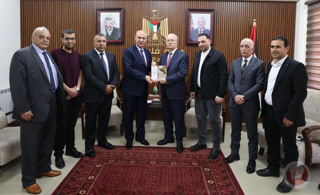 لجنة إعمار الخليل تسلم رئيس الوزراء التقرير السنوي لإنجازات اللجنة عن العام 2024