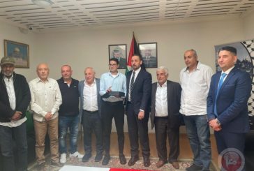 سفارة فلسطين لدى المجر تقدم درع طالب العام للطالب عمر أبو سهمود
