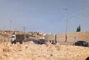 الاحتلال يعتقل شابا بعد إطلاق النار على مركبته قرب حاجز جبع