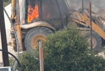 المستوطنون يحرقون جرافة في بروقين غرب سلفيت