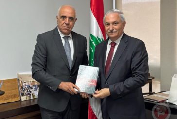 زعيتر يقدم كتابه 