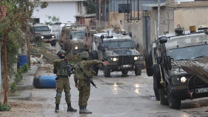 الاحتلال يفرض إغلاقا على قرية المغير شمال شرق رام الله
