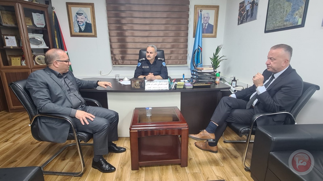غرفة الخليل واتحاد الصناعات البلاستيكية يعقدان اجتماعا مع مدير شرطة الخليل