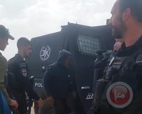 الاحتلال يعتقل مواطنا ويحتجز آخر من مسافر يطا ومستوطنون يعتدون على أراضي ومزروعات المواطنين