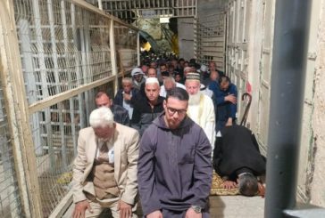 مواطنون يؤدون صلاة الفجر بجوار حواجز الاحتلال على مدخل الحرم الإبراهيمي