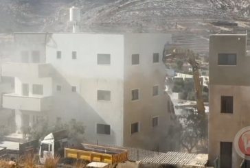 شاهد- جيش الاحتلال يهدم بناية سكنية غرب رام الله