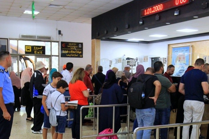 معبر الكرامة .. إجراءات جديدة لتخفيف الأزمة
