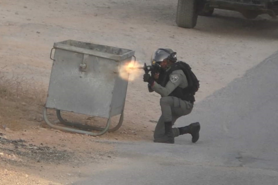 قوات الاحتلال تطلق قنابل الغاز في بلدة الرام شمال شرق القدس