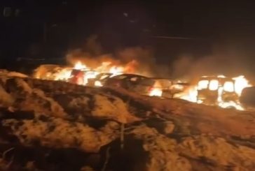 مستوطنون يحرقون مشطب مركبات في برقا شرق رام الله