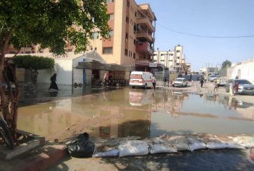 تدفق مياه الصرف الصحي يعطل العمل في مجمع ناصر الطبي بخان يونس