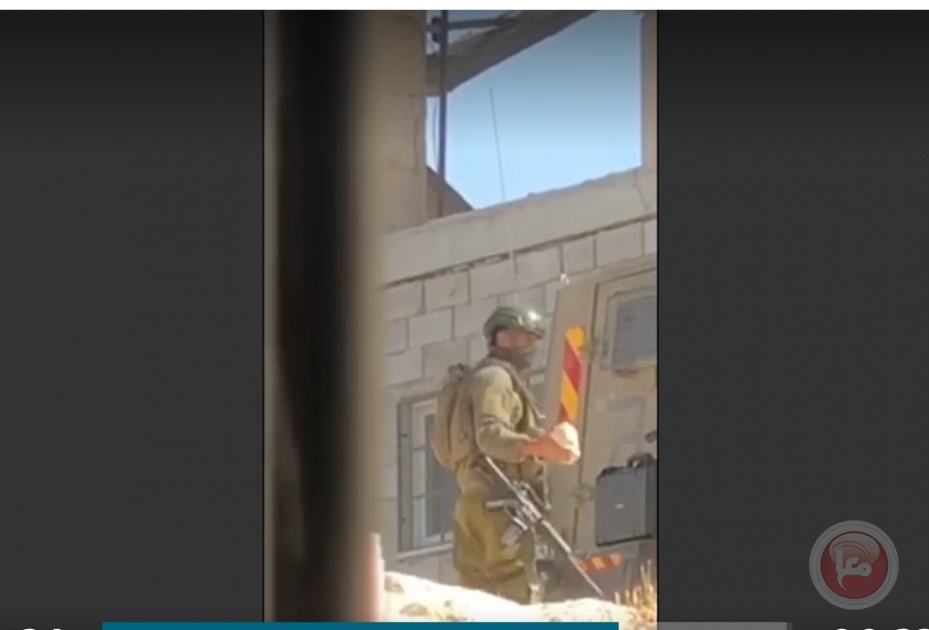 شاهد-جندي إسرائيلي يحطم مركبات فلسطينية في رام الله