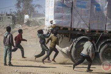استشهاد 20 مواطنا في انقلاب شاحنة مساعدات فوقهم في غزة