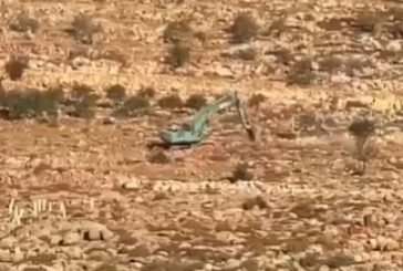 شاهد- الاحتلال يواصل تجريف أراض في قرية المغير