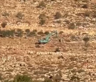 شاهد- الاحتلال يواصل تجريف أراض في قرية المغير