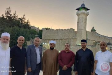 وزير الاوقاف يؤدي صلاة الفجر في الحرم الإبراهيمي