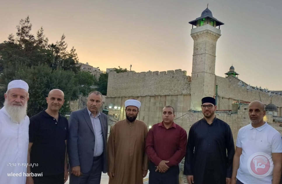 وزير الاوقاف يؤدي صلاة الفجر في الحرم الإبراهيمي