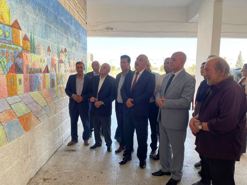 وزير الثقافة يزور مدينة العيزرية ويفتتح معرضا للفن التشكيلي وجدارية ايقونة القدس