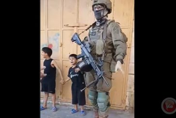 شاهد- الاحتلال يحتجز طفلين في الخليل