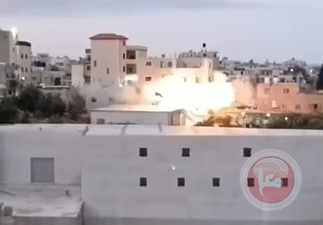 قوات الاحتلال تفجر منزل عائلة الأسير ثابت مسالمة في بلدة بيت عوا جنوب الخليل