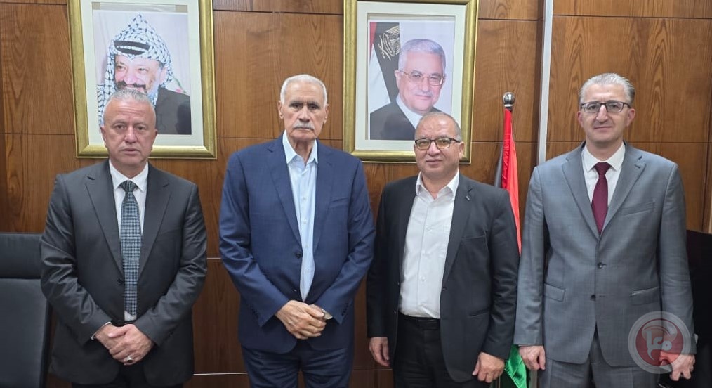 وفد من رجال الأعمال يجتمعون مع الحاج إسماعيل جبر