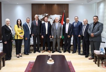 رئيس الوزراء يكرم المعلم محمد سويطي لإنجازه معالجة بحثية بالرياضيات ظلت مستعصية لعقدين من الزمن