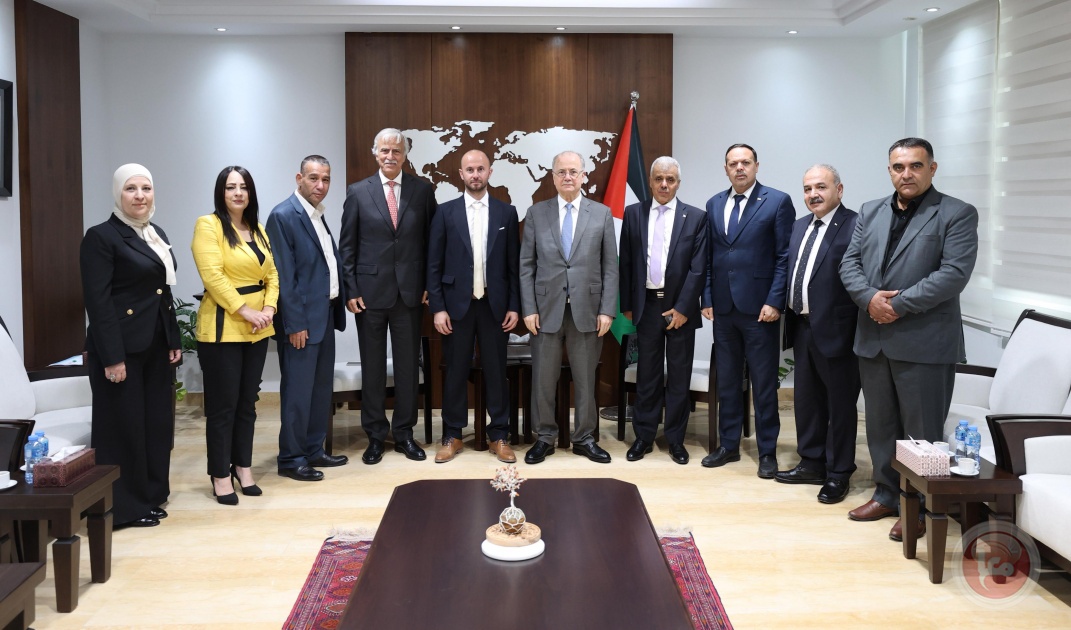 رئيس الوزراء يكرم المعلم محمد سويطي لإنجازه معالجة بحثية بالرياضيات ظلت مستعصية لعقدين من الزمن