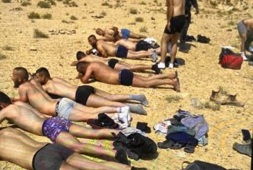 صورة تظهر تنكيلا بعمال فلسطينيين قرب جدار الفصل جنوب الخليل
