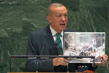 اردوغان حاملا صور اطفال غزة: