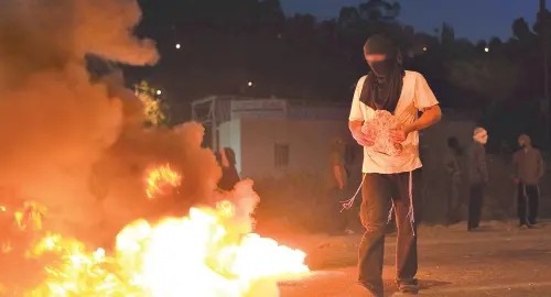 مستوطنون يعتدون على فلسطيني ويسرقون مركبته برام الله