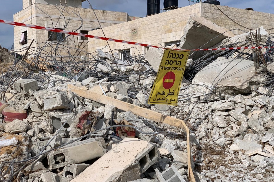 الاحتلال يجرف أرضا ويهدم أسوارا في سلوان