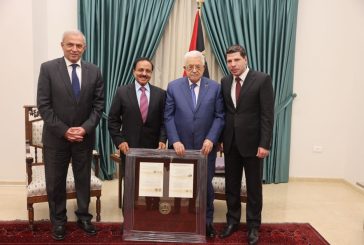 رئيس مجلس إدارة الجامعة العربية الأمريكية يهدي الرئيس عباس قلادة رمزية لدولة فلسطين
