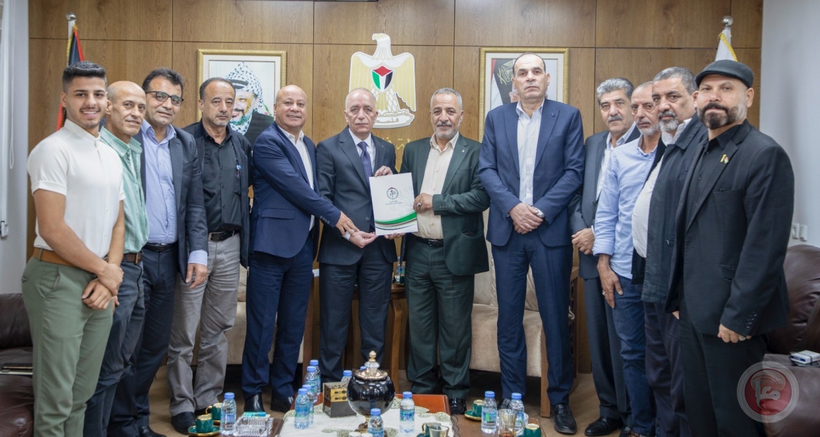 في إطار دعم الحكومة لصمود المخيمات: سلطة الأراضي تسلّم تخصيص أرض لمركز شباب بلاطة